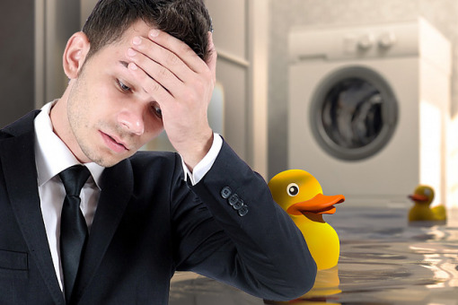 Co robi pracownik resortu, kiedy zalewa mu łazienkę?