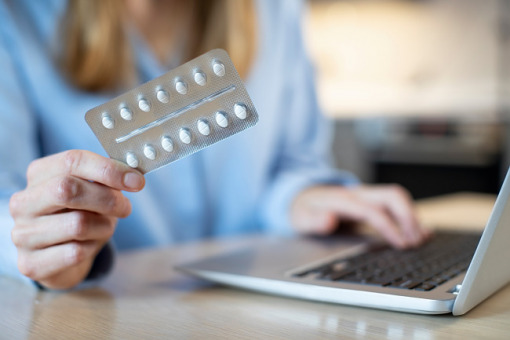 Wzrost sprzedaży w aptekach internetowych