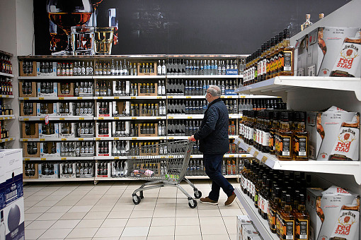 Alkohol obok kas – pokusa dla mas