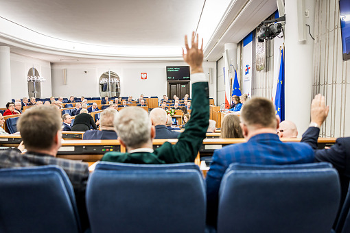 Kwadrans na przyjęcie – Senat przywrócił przepis w ustawie o PRM
