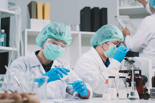 Jak technologia zmienia syntezę leków?