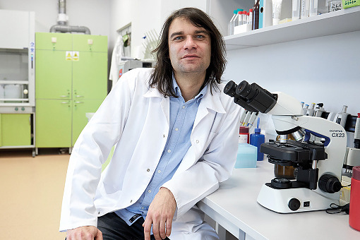 Od kliknięcia do przemocy