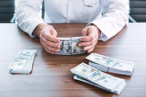 Limit wynagrodzeń dla lekarzy – sonda „Menedżera Zdrowia”