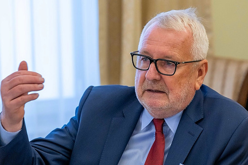 Przychodzi pacjent z pistoletem do lekarza...