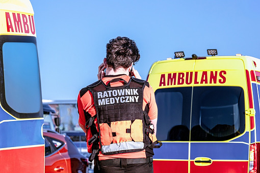 Agresywny pacjent rzucił się na ratowników medycznych